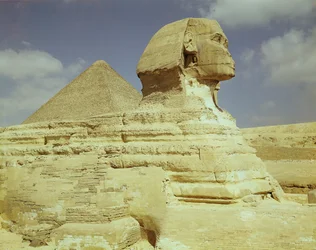 Die Sphinx und die Große Pyramide von Khufu in Gizeh (Altes Reich, ca. 2613-2494 v. Chr.)