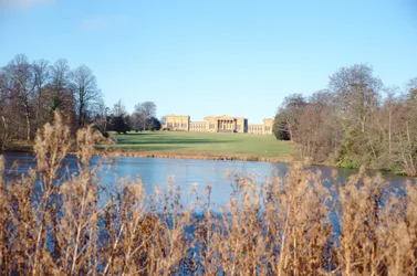 Ansicht vom See des Hauses, erbaut von Sir John Vanbrugh und Park gestaltet von Capability Brown
