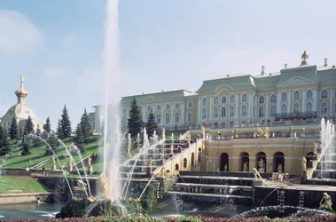 Blick auf den Peterhof-Palast über den Samson-Brunnen von den Terrassen