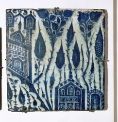 A3 Fliese mit stilisiertem Design von Häusern und Blumen, Ägyptisch, Mamluk