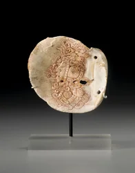 Ein Maya-Brustschild mit dem Profil eines Würdenträgers, ca. 450-650