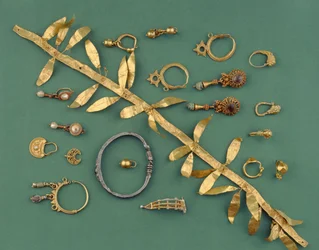 Eine Sammlung hellenistischer, byzantinischer und römischer Schmuckstücke, darunter ein Goldblatt-Diadem, ein östlicher Mittelmeer-Silberarmreif, halbmondförmige Anhänger und eine Goldfibel, aus der Zeit vom 3. bis 1. Jahrhundert n. Chr.