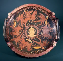 Apulische rotfigurige Patera mit Szenen der Griechen im Kampf gegen die Amazonen, griechisch, hergestellt in Süditalien, 4. Jahrhundert v. Chr., zugeschrieben dem Baltimore-Maler