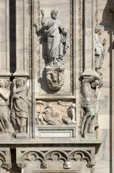 Architektur: Statue des Heiligen Lukas (1811) und Flachrelief, das die Erscheinung des Engels vor Samsons Mutter darstellt (1659). Detail der Fassade der Kathedrale (Dom oder Duomo) von Mailand, Italien