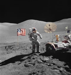 Astronaut Eugene Cernan geht während des EVA auf das LRV zu
