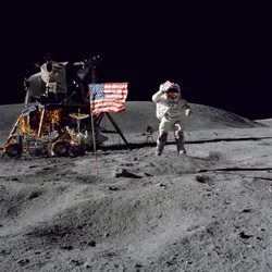 Astronaut John W. Young salutiert die Flagge der Vereinigten Staaten während der Apollo-16-Mission