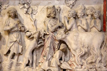 Basilika von St. Denis, Flachrelief, Darstellung einer betenden Menge, als der König vorbeiging, Saint-Denis, Frankreich