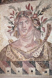 Büste des Herbstes (Detail) - Paphos-Mosaiken, Haus des Dionysos - Ende des 2. Jahrhunderts n. Chr. - Zypern - Personifikation des Herbstes (Detail) - Mosaik der vier Jahreszeiten - Mosaiken von Paphos, Haus des Dionysos - Ende 2. Jahrhundert n. Chr.