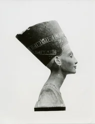 Büste der Königin Nofretete, Seitenansicht, Kopie der Büste im Ägyptischen Museum, SMPK, Berlin