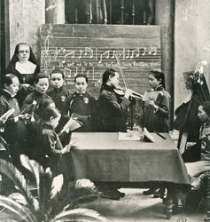 Weihnachtsliedprobe in einer französischen Mission in China, frühes 20. Jahrhundert
