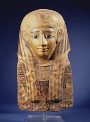 Kartonnage-Mumienkopfschmuck mit Lappenschmuck, die Augen mit Obsidian und Alabaster eingelegt, Ägyptisch, Spätzeit (644-332 v. Chr.)