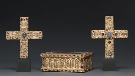 Zeremonialkreuz der Gräfin Gertrud, Niedersachsen, ca. 1038, Reliquientasche, 1200er und Zeremonialkreuz des Grafen Liudolf, kurz nach 1038