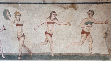 Kammer der Zehn Jungfrauen oder das Mosaik der „Bikini-Mädchen“. Gesamtansicht des oberen Panels: Gewichtheben, Diskuswerfen und Laufen. 3. - 4. Jahrhundert. Römische Villa del Casale, Sizilien. UNESCO-Stätte.