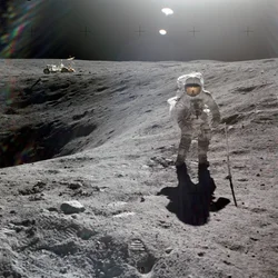 Charles M. Duke, Jr., Mondlandemodulpilot der Apollo 16 Mission, sammelt Mondproben am Rand des Plum-Kraters, April 1972
