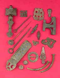 Sammlung von angelsächsischen, wikinger- und keltischen Antiquitäten, darunter angelsächsische Kreuzfibeln und Buchdeckelbeschläge sowie hiberno-wikingerzeitliche Ringkopfnadeln, aus dem 4. Jahrhundert v. Chr. bis zum 9. Jahrhundert n. Chr.