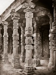 Kolonnade der Moschee von Quwwat-ul-Islam im Qutb Minar Komplex, Delhi