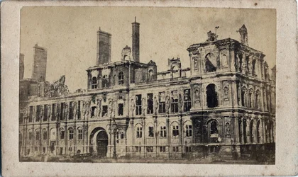 Commune de Paris (1871): Ansicht des Rathauses nach dem Brand im Mai 1871