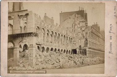 Commune von Paris: Ansicht der Ruinen des Finanzministeriums in Paris im Mai 1871