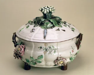 Gedeckte Terrine, dekoriert mit aufgetragenem Ornament aus Blumen und Gemüse, von Johan Ludwig Eberhard Ehrenreich (1722-1803), Marieberg, spätes 18. Jahrhundert