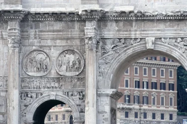 Detail vom Konstantinsbogen, erbaut im Jahr 315 n. Chr. (Foto)