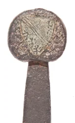 Detail, spätmittelalterliches Breitschwert mit früherer Wikingerklinge und Wappen der Familie De Bohun