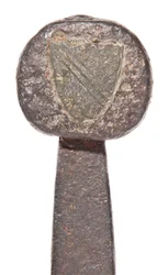 Detail, spätmittelalterliches Breitschwert mit früherer Wikingerklinge und Wappen der Familie De Bohun