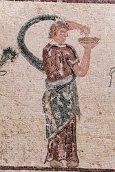 (Detail) Der Triumph des Dionysos - Rückkehr des Gottes von einem Feldzug nach Indien - Eine Bacchantin mit einer Opferschale - Paphos-Mosaiken, Haus des Dionysos, Ende des 2. Jahrhunderts n. Chr. - Zypern