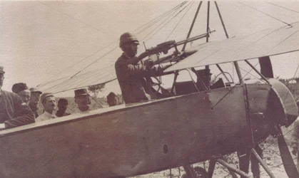 Französische Soldaten um das Maschinengewehr eines Flugzeugs - 1915