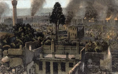 Griechenland, Saloniki (oder Thessaloniki): Blick auf die teilweise verbrannte Oberstadt, wahrscheinlich während des Brandes von 1917 - Postkarte 1914-1918