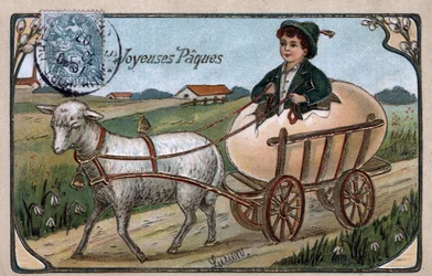 Ostergrußkarte: ein Kind, das aus einem Ei kommt, fährt einen Wagen, der von einem Lamm gezogen wird - Postkarte von 1907