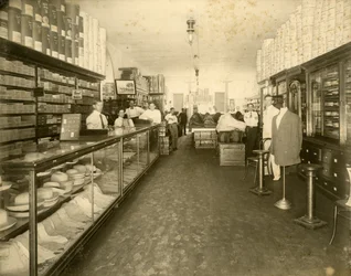Innenansicht des Schuhgeschäfts John Sewell & Co. in der 304-6 12th Avenue (Flagler Street), um 1910