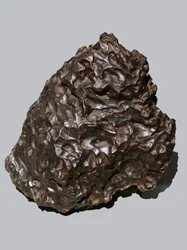 Eisenmeteorit (IIB). Gefallen in Sikhote-Alin (Russland) 1947. Ecole des Mines, Paris.