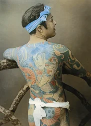 Japanischer Mann mit Tätowierungen, um 1910 (Foto)