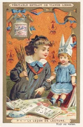 Die Lesestunde. Ein kleines Mädchen lässt seine Puppe, die eine Eselsmütze trägt, das Alphabet lesen und droht ihr dabei mit einer Rute. Werbechromolithografie, Liebig