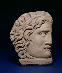Maske des Helios, Eckmaske von einem Sarkophagdeckel, römisch, 4. Jahrhundert