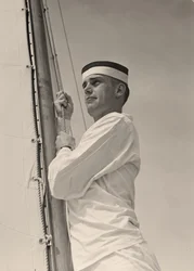 Seekadett hisst das Hauptsegel, U.S. Naval Academy, Annapolis, Maryland. 1942