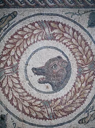 Mosaik des Peristyls. Detail, das einen Bärenkopf darstellt. 3. - 4. Jahrhundert. Römische Villa del Casale, Sizilien. UNESCO-Weltkulturerbe.