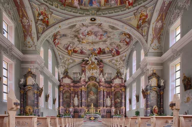 Schiff, Altar, Deckenmalerei, Innenaufnahme, St. Georg Katholische Pfarrkirche, Neustift, Stubaital, Tirol, Österreich