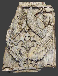 Plakette mit Darstellung geflügelter Kreaturen, Nimrud, Mesopotamien, 8.-7. Jahrhundert v. Chr.