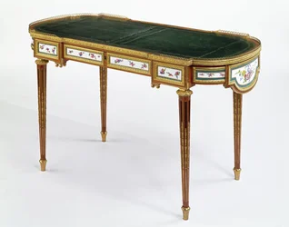 Porzellanmontierter Schreibtisch, datiert 1778, für die russische Kaiserin Maria Feodorovna von Martin Carlin