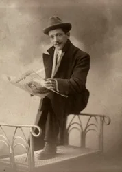 Porträt des Fotografen Luigi Betti, während er die Zeitung "Kundo argentino" liest