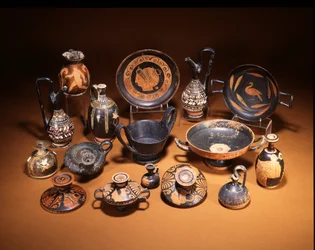 Keramikgruppe mit einem etruskischen Bucchero-Kantharos und einem Gnathia-Guttus, beide 6. Jahrhundert v. Chr.