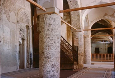 Gebetshalle mit Säulen und der Mihrab (Gebetsnische), wahrscheinlich im 10. Jahrhundert erbaut