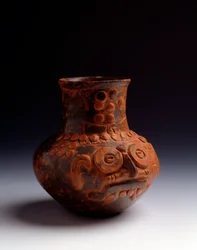 Präkolumbische Kunst, Maya-Zivilisation, frühe postklassische Periode: Tongefäß mit Darstellung des Gottes Tlaloc. Aus Asunción Mita, Jutiapa, Guatemala. Maße: H. 14 x Durchm. 7,6 cm. Guatemala, Nationalmuseum für Archäologie und Ethnologie