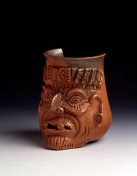Präkolumbische Kunst, Maya-Zivilisation, postklassische Periode: anthropomorphe Tonvase, die den Kopf eines alten Mannes mit Diadem und Ohrringen darstellt. Maße: Höhe 15,5 x Breite 10 cm. Guatemala, Nationalmuseum für Archäologie und Ethnologie