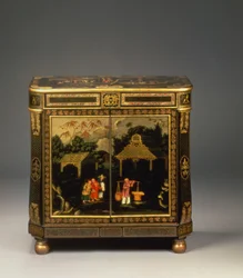 Regency Tole Peinte schwarz lackierter Seitenschrank, zeigt bemalte Türen mit Figuren von Kaufleuten in einer Landschaft, selten, ca. 1815