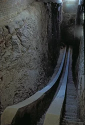 Überreste des Sextanten aus Ulugh Begs Observatorium, Timuridenzeit, gebaut 1420 (Foto)