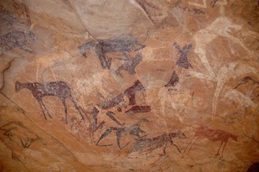 Felskunst, Vorgeschichte: Rinderfelsmalerei, ein Knie in einem geschmückten Schutzraum im Uweinat-Massiv, Sudan (Karkur-Talh oder Karkur Talh). Zeitraum von 8000 bis 3000 v. Chr.