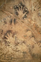 Felskunst, Vorgeschichte: Negative Hände in einer Höhle von Ouadi el Obeyd in der Weißen Wüste, Ägypten. Zeitraum von 8000 bis 3000 v. Chr.