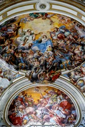 San Benedetto (St. Benedikt) Kirche, Catania, Sizilien (Italien). Deckenfresko Detail (18. Jahrhundert), mit der Krönung Mariens. (Foto)